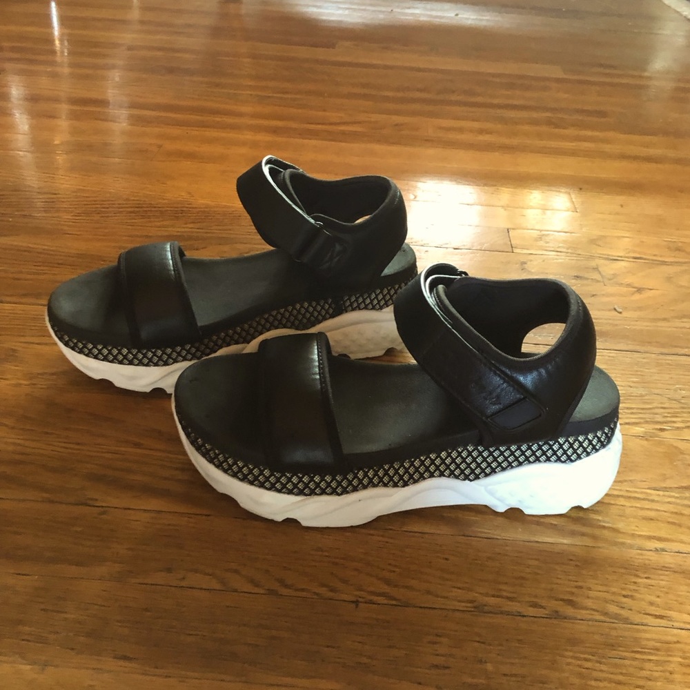 - Sketchers strap foam luxe sandals